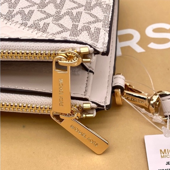 MICHAEL KORS LG DOUBLE ZIP
WRISTLET WALLET PHONE
HOLDER LIGHT CREAM MULTI - Picture 8 of 12